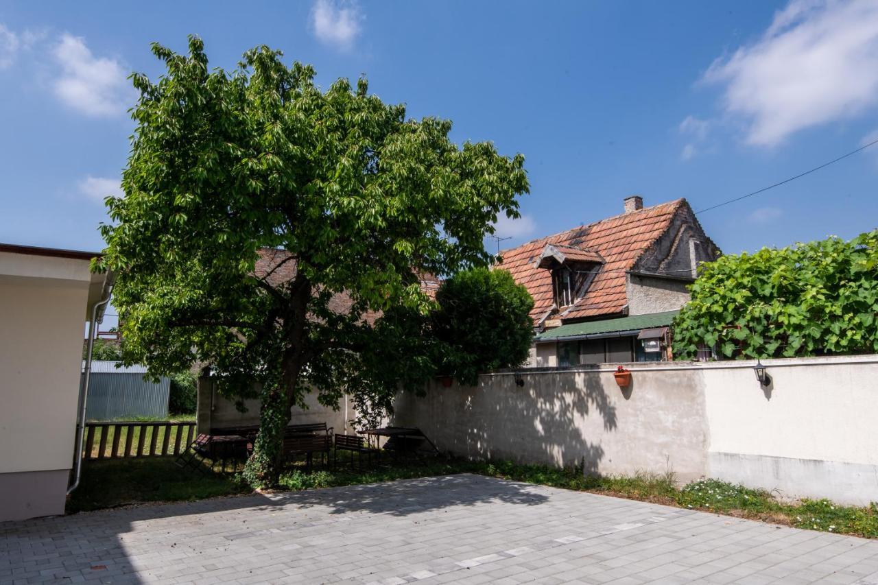 Hello Apartmanhaz Шопрон Екстер'єр фото